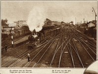 300217 Gezicht op het Centraal Station (Stationsplein) te Utrecht, met een vertrekkende trein getrokken door een ...